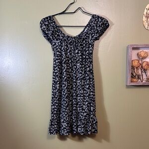 Super Cute Off the Shoulder Black and White Floral Dress size XS